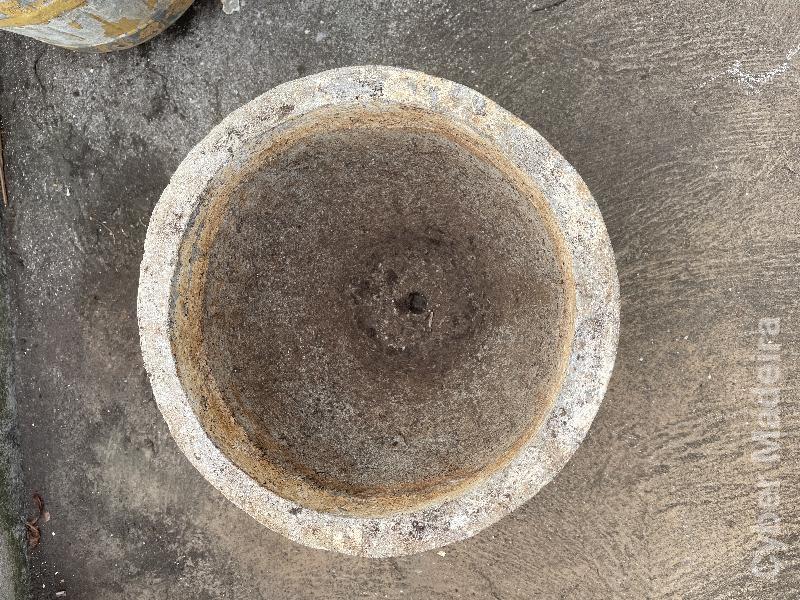 2 vasos de cimento em formato de cone
