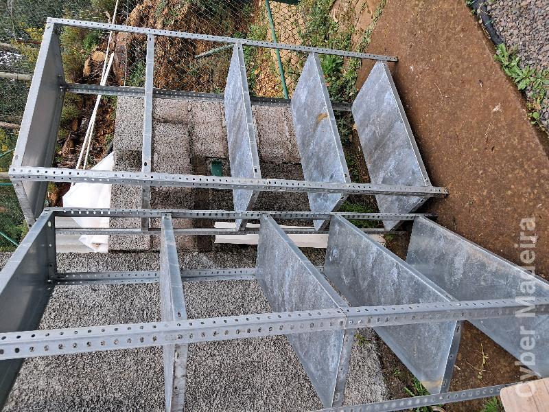 Prateleiras de ferro galvanizado usadas