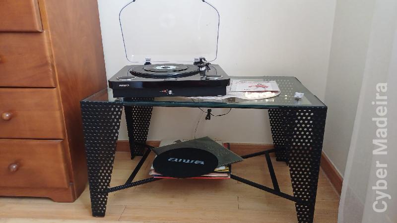 Mesa de centro preta de ferro e com tampo de vidro