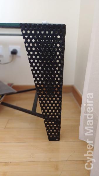 Mesa de centro preta de ferro e com tampo de vidro