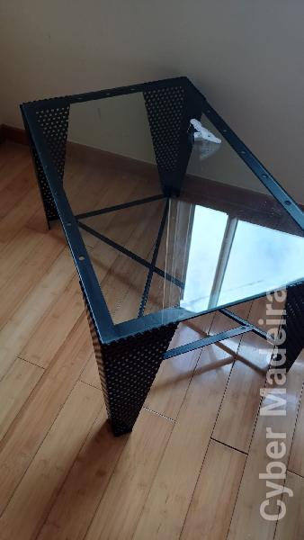 Mesa de centro preta de ferro e com tampo de vidro