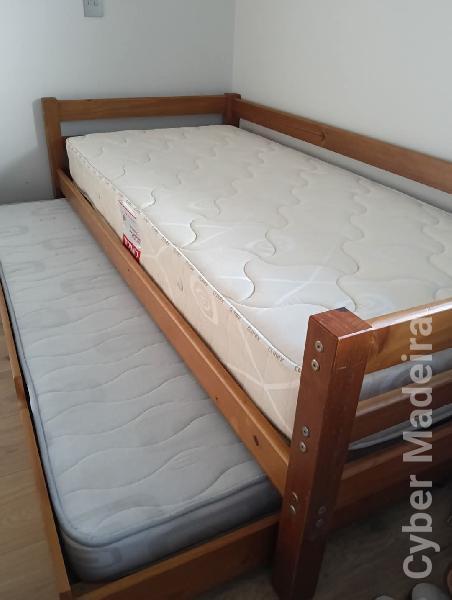 Vendo cama de solteiro com gavetão e colchões.