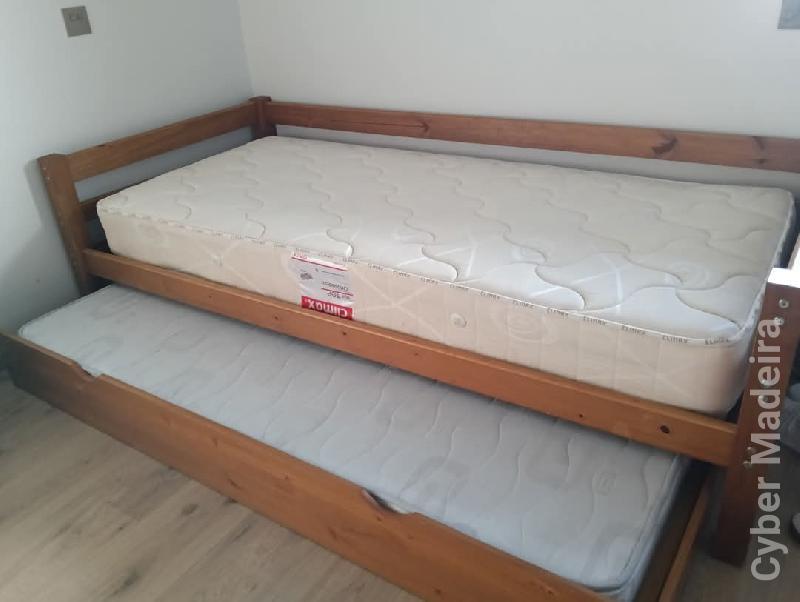 Vendo cama de solteiro com gavetão e colchões.