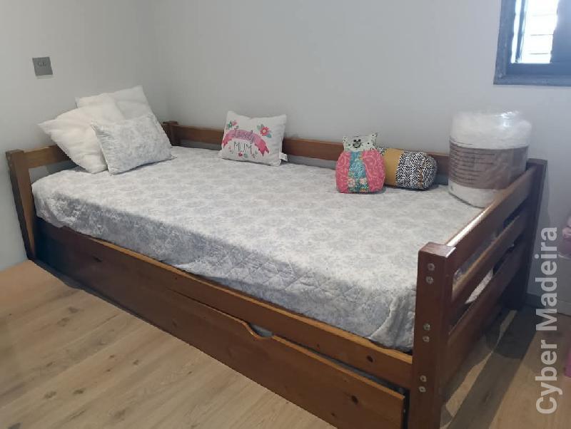 Vendo cama de solteiro com gavetão e colchões.