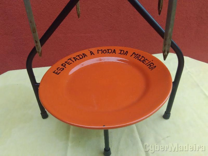 Porta espetos grelhas e sportes para garrafões etc...