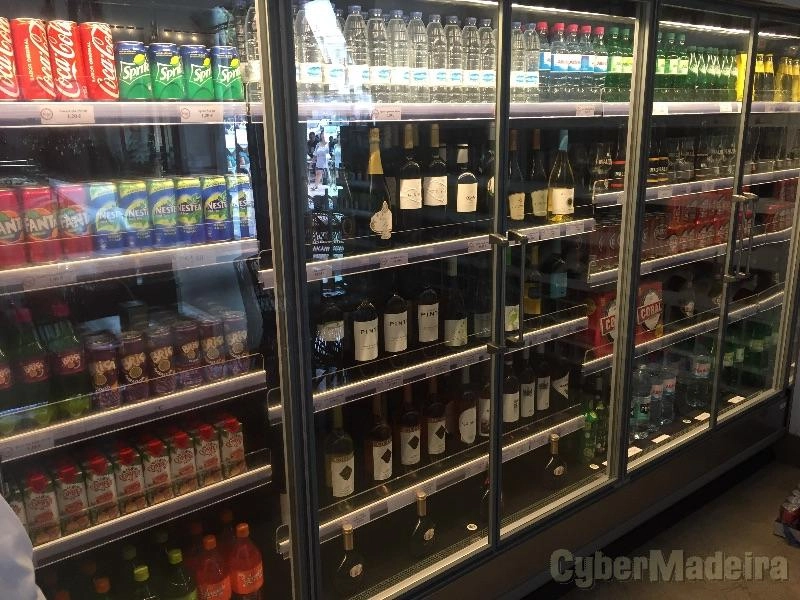 AEG Para venda Vitrine Mural Frigorífica em excelente estado