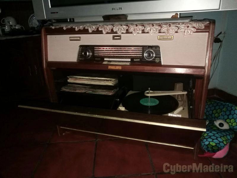Vendo rádio gira discos de 1953 em excelente estado, com tudo a funcionar .