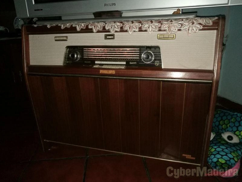 Vendo rádio gira discos de 1953 em excelente estado, com tudo a funcionar .