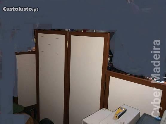 Biombo lacado branco c/ 3 painéis grandes ao meio e mais 2 painéis pequenos em cada ponta