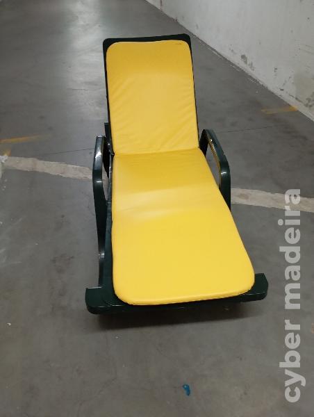 espreguiçadeira plástico com tapete amarelo 