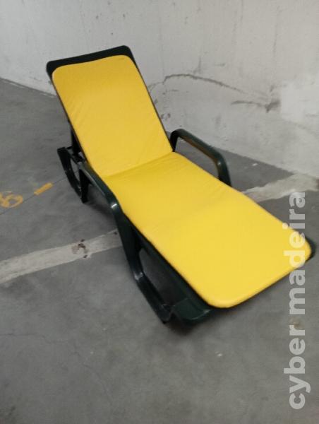 espreguiçadeira plástico com tapete amarelo 