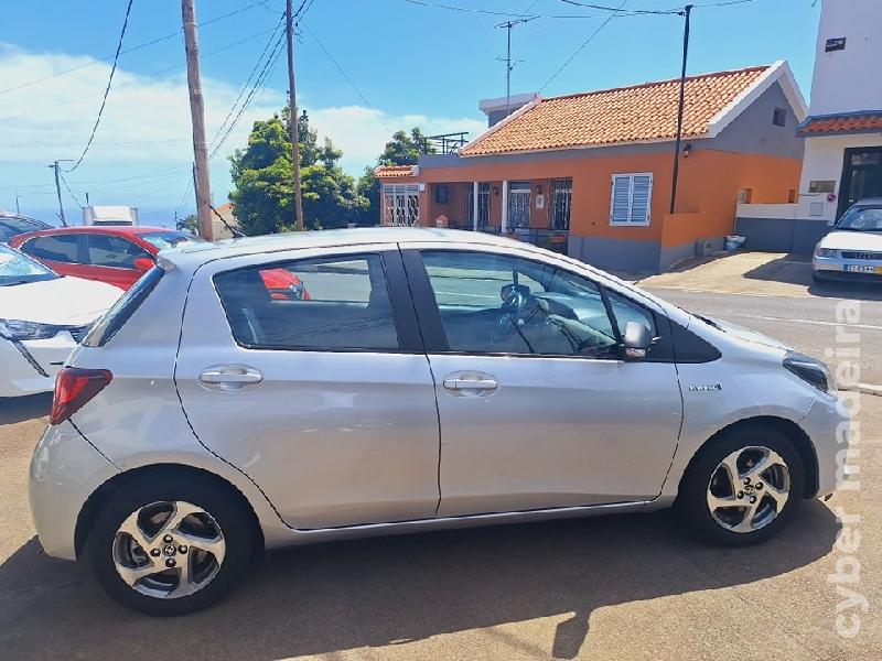 TOYOTA YARIS CONFORT Híbrido 