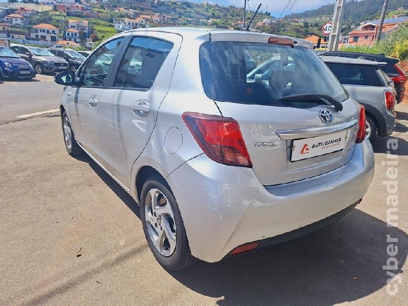 TOYOTA YARIS CONFORT Híbrido 