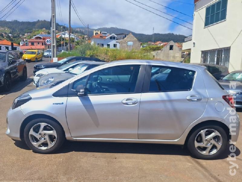 TOYOTA YARIS CONFORT Híbrido 