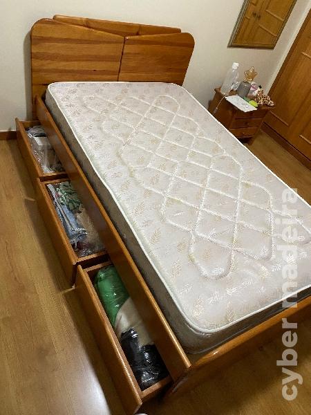 Cama de madeira c/ colchão + gavetas com arrumação (solteiro) [Mobília CERNE] 