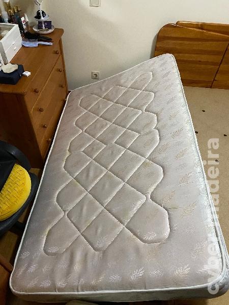 Cama de madeira c/ colchão + gavetas com arrumação (solteiro) [Mobília CERNE] 