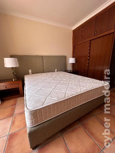 Cama e cabeceira 