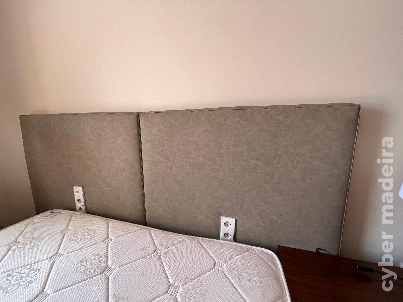 Cama e cabeceira 