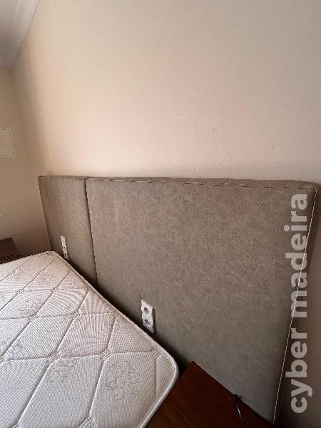 Cama e cabeceira 
