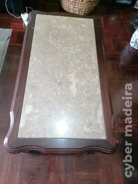 Messa de sala com o tampo em mármore 