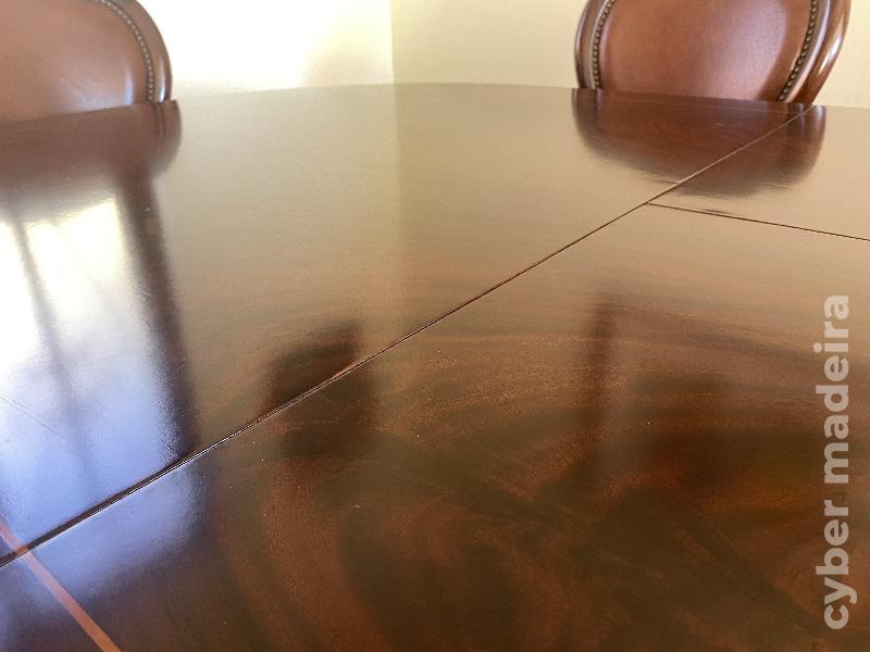 Mesa em madeira maciça 