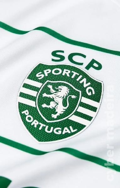 Camisola de Reserva Sporting CP 23/24 (Branca com riscas verdes - Nova com etiqueta - Tamanho M) 