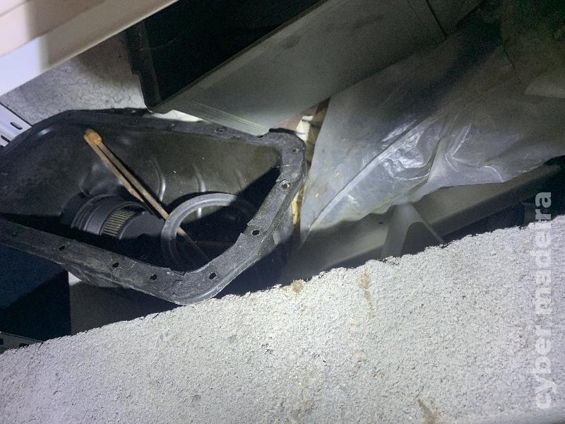 Várias peças do motor e grelha da frente 