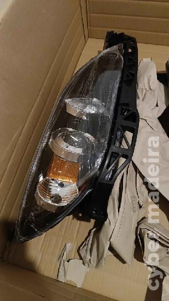 Faróis + Apoios de pára-choques Mazda 3 Bk 2008