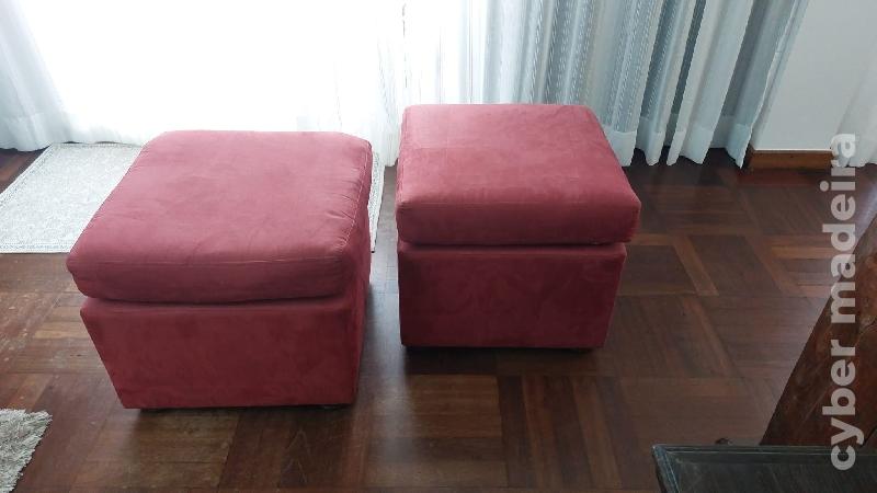 2 Banquetas/pufes forradas em tecido