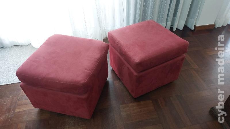 2 Banquetas/pufes forradas em tecido