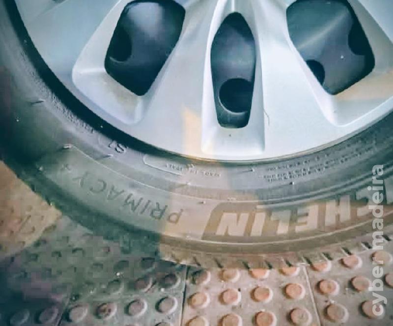 2 x Michelin praticamente novos 215 60 16"