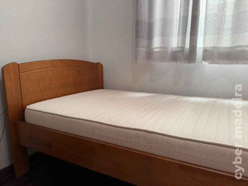 Cama de solteiro e mesa cabeceira