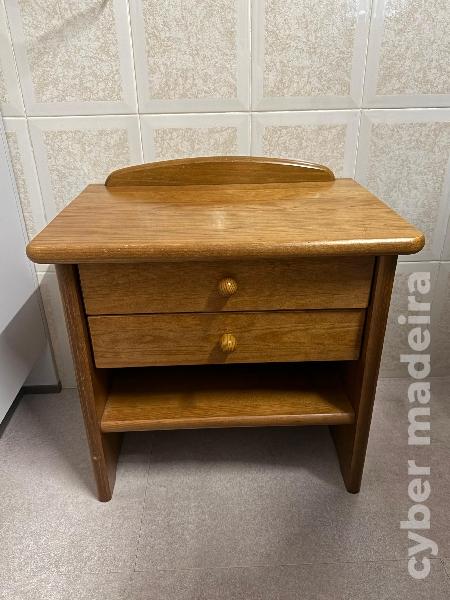 Cama de solteiro e mesa cabeceira