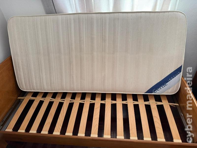 Cama de solteiro e mesa cabeceira