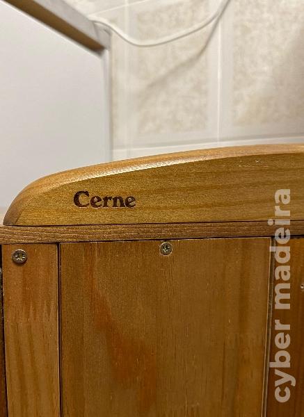 Cama de solteiro e mesa cabeceira