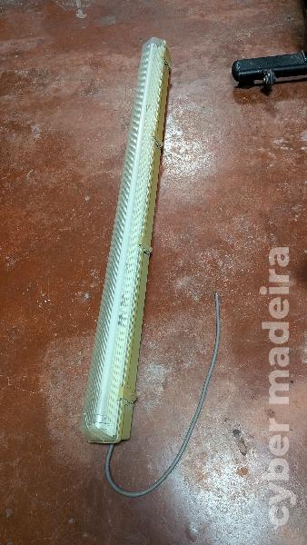 Lâmpada fluorescente para o exterior com 1,25m