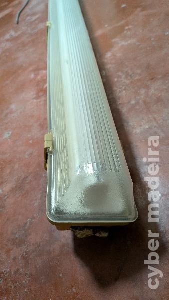 Lâmpada fluorescente para o exterior com 1,25m