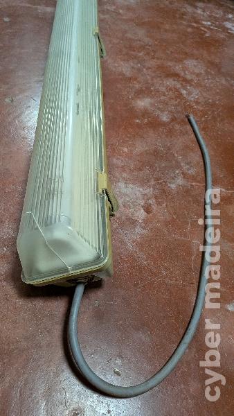 Lâmpada fluorescente para o exterior com 1,25m