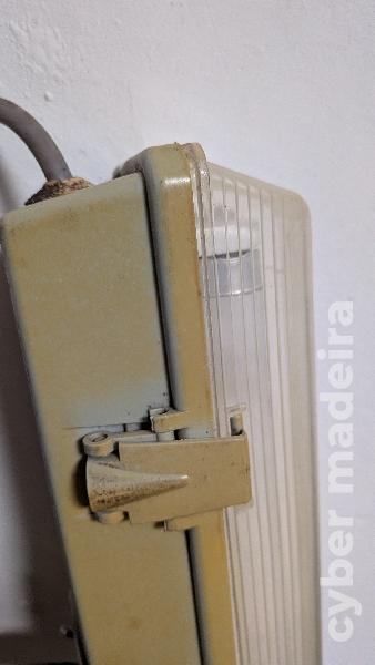 Lâmpada fluorescente para o exterior com 1,25m