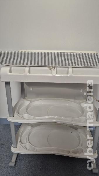 Mesa para mudar fraldas com banheira