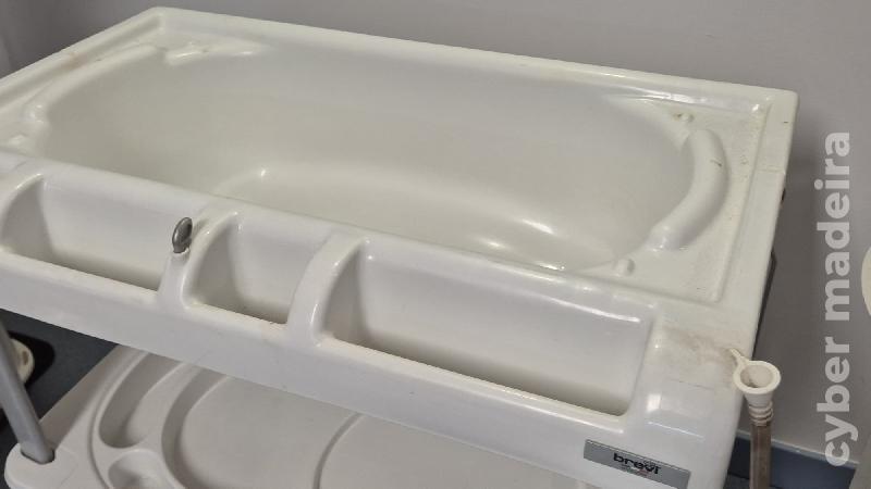Mesa para mudar fraldas com banheira