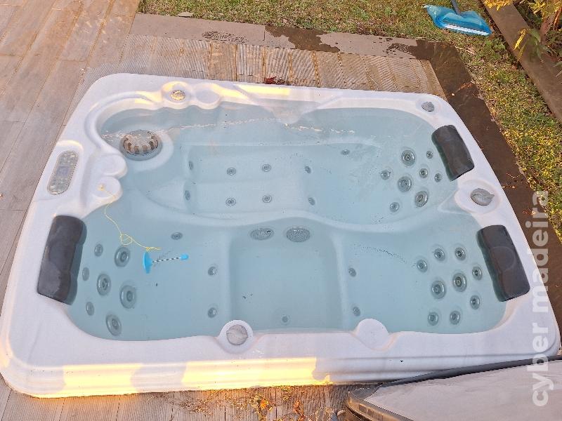 Jacuzzi embutido no solo para 4 pessoas em bom estado.