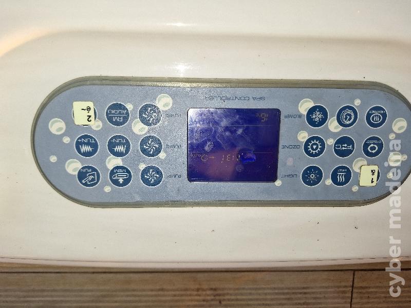 Jacuzzi embutido no solo para 4 pessoas em bom estado.