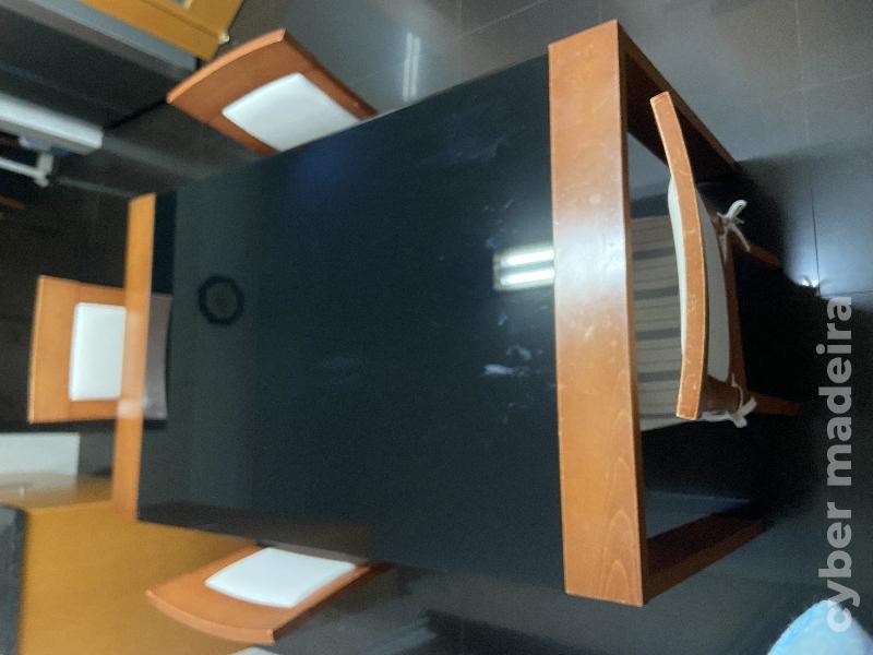 Mesa de sala ou cozinha.