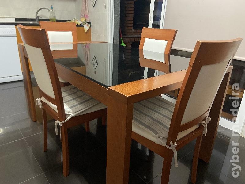 Mesa de sala ou cozinha.