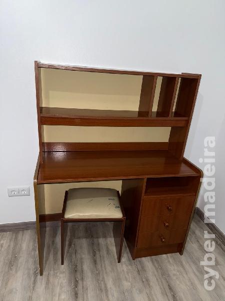 Vestuário + Escrivaninha/Secretária + banco.