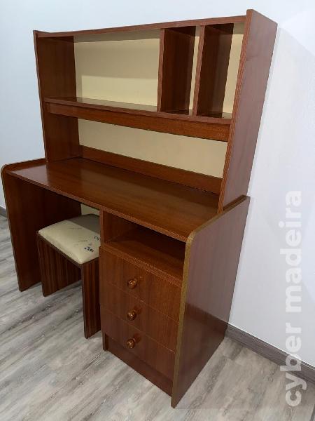 Vestuário + Escrivaninha/Secretária + banco.