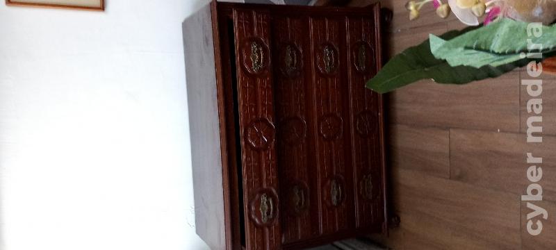 Cómoda com 4 gavetas com espelho