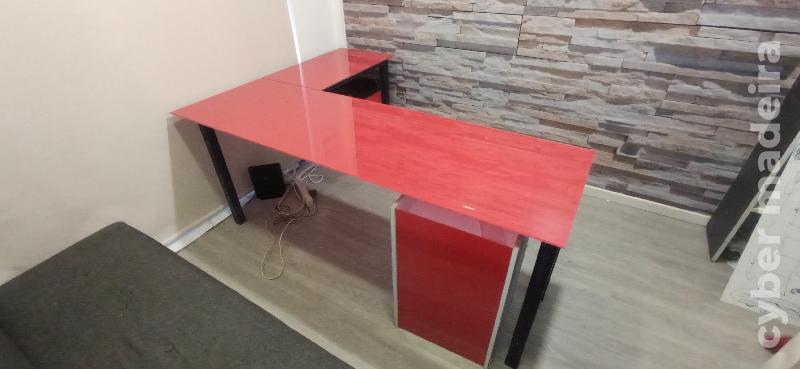 Secretária em L com tampo em vidro