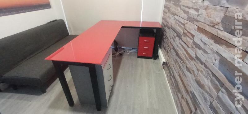 Secretária em L com tampo em vidro